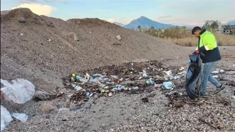 ANAMUR BELEDİYESİ'NDEN SAHİL TEMİZLİĞİ