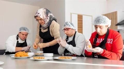 ÖZEL BİREYLER, BÜYÜKŞEHİR’İN ‘MUTFAK ATÖLYESİ’NDE HARİKALAR YARATIYOR