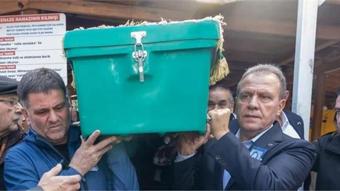 BAŞKAN SEÇER, ESKİ KÜLTÜR BAKANI VE CHP GEÇMİŞ DÖNEM MERSİN MİLLETVEKİLİ FİKRİ SAĞLAR’IN ANNESİNİN CENAZESİNE KATILDI