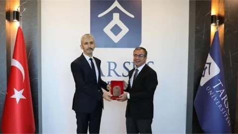 Rektör Özen'den, Rektör Yardımcısı Deran'a Teşekkür Plaketi