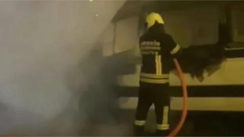 Tarsus'ta servis aracı yandı