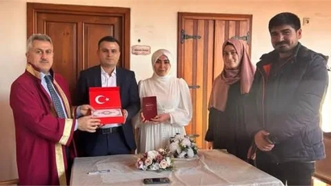 TARSUS'TA EVLENECEK ÇİFTLER, RESMİ NİKAHLARINI MÜFTÜLÜK'TE KIYDIRMAYA DEVAM EDİYOR