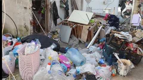 BİR EVDEN 10 KAMYON ÇÖP ÇIKTI