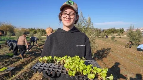 TARSUS BELEDİYESİ'NDEN TARIMA VE EĞİTİME DESTEK: 5 BİN MARUL FİDESİ TOPRAKLA BULUŞTU