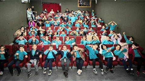 MERSİN BÜYÜKŞEHİR, TİYATROYLA BULUŞMAYAN ÇOCUK BIRAKMIYOR