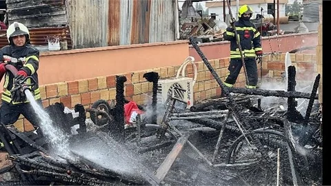 TARSUS'TA 2 KATLI EVİN ÇATI KATINDA YANGIN