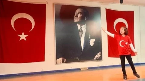 MERSİN'DE OKULLARARASI İSTİKLAL MARŞI'NI EN İYİ OKUMA YARIŞMASI DÜZENLENDİ