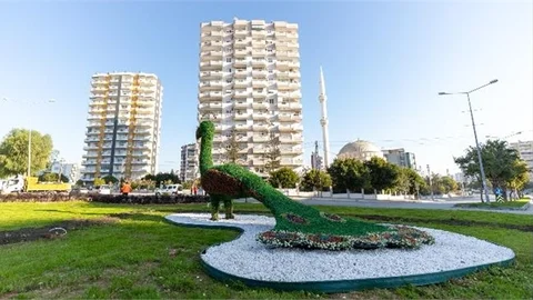 MERSİN BÜYÜKŞEHİR ESTETİK DOKUNUŞLARLA KENTİ YEŞİLE DOYURUYOR