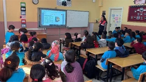 “JANDARMADAN ÖĞRENCİLERE SİBER FARKINDALIK EĞİTİMİ”