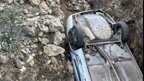 MERSİN'DE YOLDAN ÇIKAN ARAÇ UÇURUMA YUVARLANDI: 2 YARALI