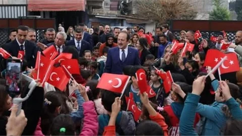 VALİ PEHLİVAN, ÖĞRENCİLERİN KARNE SEVİNCİNE ORTAK OLDU