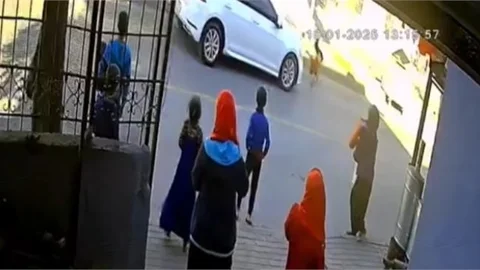 MERSİN'DE ANİDEN YOLA FIRLAYAN ÇOCUĞA ARABA ÇARPTI