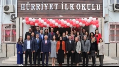 MUDÜR FAZİLET DURMUŞ, ÖĞRECİLERİN KARNE SEVİNCINE ORTAK.OLDU
