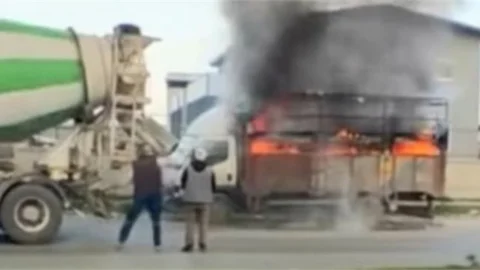 MERSİN'DE ALEV ALAN KAMYONETE, BETON MİKSERİ MÜDAHALE ETTİ