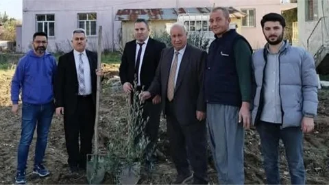 TARSUS'TA MÜFTÜ AKÇAY, ZEYTİN FİDAN DİKİMİNE KATILDI