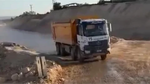 ERDEMLİ'DE VATANDAŞLAR TOZ ÇİLESİNE ÇÖZÜM BEKLİYOR