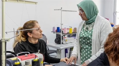 KADINLAR, BÜYÜKŞEHİR’İN DİKİŞ KURSUNDA ÜRETEREK KAZANÇ SAĞLIYOR