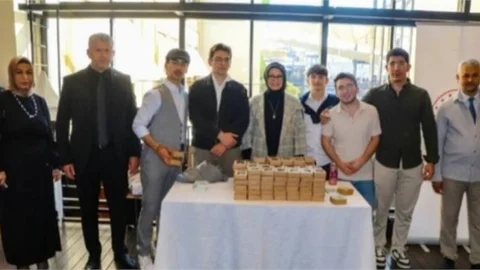 MÜDÜR FAZİLET DURMUŞ, MİRAÇ KANDİLİNİ ÖĞRENCİ, ÖĞRETMEN VE VATANDAŞLARLA BİRLİKTE IDRAK ETTİ