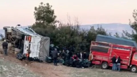 MERSİN'DE İKI AYRI KAZA DA KAMYON VE TIR DEVRİLDİ