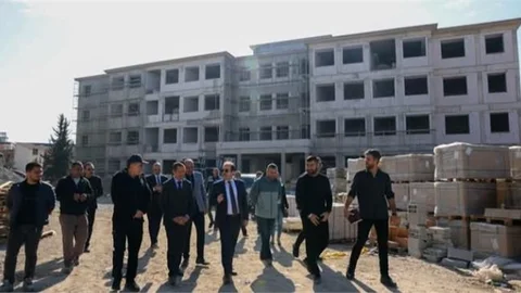 VALİ PEHLİVAN, TARSUS'TA YAPIMI DEVAM OKUL İNŞAATLARINDA İNCELEMELERDE BULUNDU