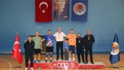 Mersin Üniversitesi Spor Bilimleri Fakültesi 2. Geleneksel Veteranlar Badminton Şenliği Gerçekleştirildi