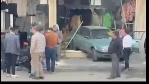 MERSİN'DE OTOMOBİL ARAÇLARA ÇARPTI, GİYİM MAĞAZASINA GİRDİ