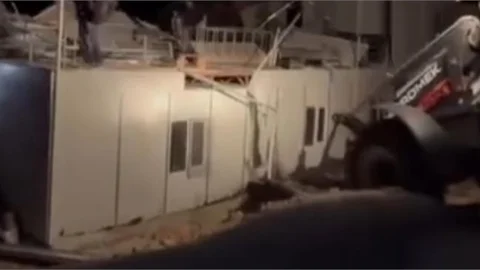 MERSİN'DE KUVVETLİ FIRTINA İŞÇİ KONTEYNER'İNİ DEVİRDİ