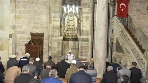 TARSUS ULU CAMİİ'NDE DEPREMZEDELERE ANMA PROGRAMI