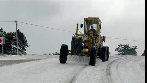 KAR VE BUZLA KAPLANAN YOLLARI MERSİN BÜYÜKŞEHİR EKİPLERİ AÇTI