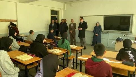 KAYMAKAM TOPSAKALOĞLU, ÖĞRETMEN VE ÖĞRENCİLERLE BİRARAYA GELDİ