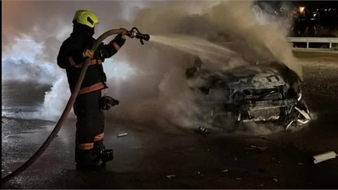 Tarsus'ta kazaya karışan araç alev aldı