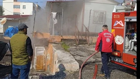 TARSUS'TA ESKİ YAPI EVDE YANGIN