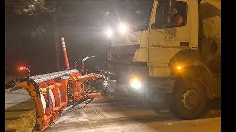 Büyükşehir Ekiplerinden Çamlıyayla'da Kar Küreme Çalışması