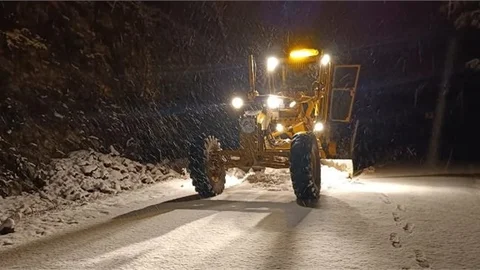 Büyükşehir ekipleri gece boyunca karla mücadele çalışması yürüttü