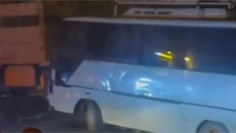 TARSUS'TA TARIM İŞÇİLERİNİ TAŞIYAN ARAÇ KAZA YAPTI