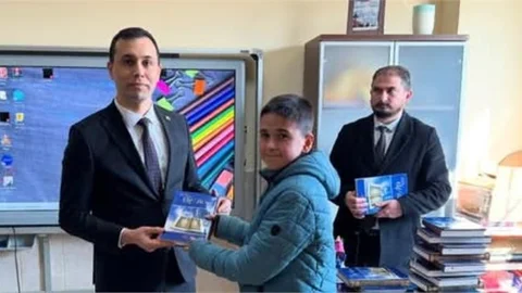 KAYMAKAM AVCI, KURAN ÖĞRENEN ÖĞRENCİLERE KURAN'I KERİM KİTABI DAĞITTI