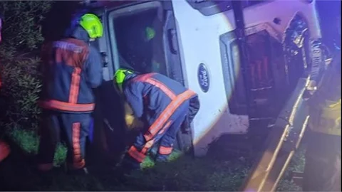 Adana-Tarsus Otoyolunda Hafriyat Kamyonu Şarampole Uçtu: Sürücü Yaralı Kurtarıldı