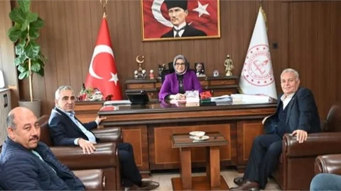 BAŞKAN SARI, MÜDÜR FAZİLET DURMUŞ'A ÖĞRENCİ TAŞIYAN SERVİSÇİLERİN SORUNLARINI İLETTİ