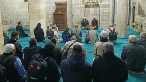 TARSUS'TA UMRECİLER DUALARLA KUTSAL TOPRAKLARA UĞURLANDI