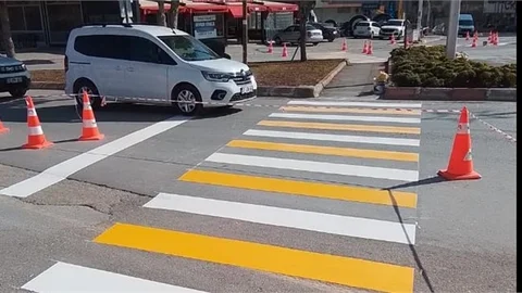 TARSUS'TA KENT MERKEZİNDE YAYA GEÇİTLERİNE ÇİZGİLEME ÇALIŞMASI