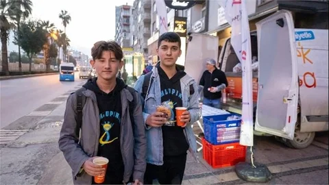 ‘1 EKMEK 1 ÇORBA’ İLE HER SABAH HEM KALPLER HEM İÇLER ISINIYOR