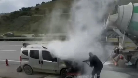 Otoyolda Alev Alan Araç, Beton Mikseri Sayesinde Söndürüldü