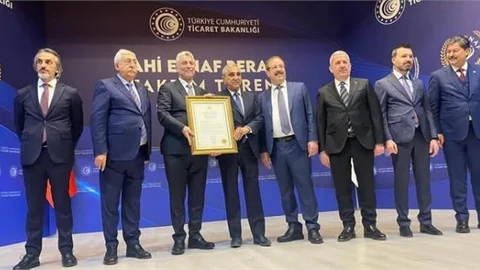 TARSUSLU 52 YILLIK ESNAF ABDULCABBAR KIRPIK, "AHİ ESNAF BERATI"NI ALDI