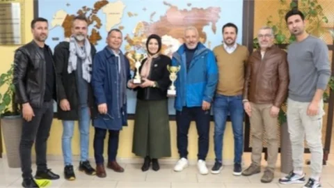 VOLEYBOL ŞAMPİYONU ÖĞRETMENLER, MÜDÜR FAZİLET DURMUŞ'U ZİYARET ETTİ