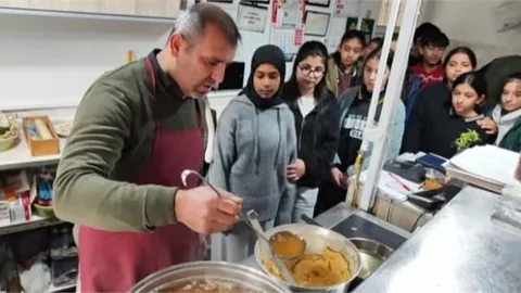 TARSUS'TA ÖĞRENCİLER TESCİLLİ HUMUS YEMEĞİ'NİN YAPILIŞINI ÖĞRENDİ