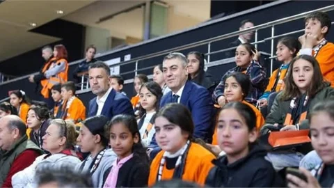 VALİ TOROS, ÇKB MERSİN- VALENCİA MAÇINI ÇOCUKLARLA BİRLİKTE İZLEDİ