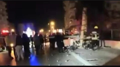 MERSİN'DE KONTROLDEN ÇIKAN ARAÇ AYDINLATMA DİREĞİNE ÇARPTTI: 2 YARALI