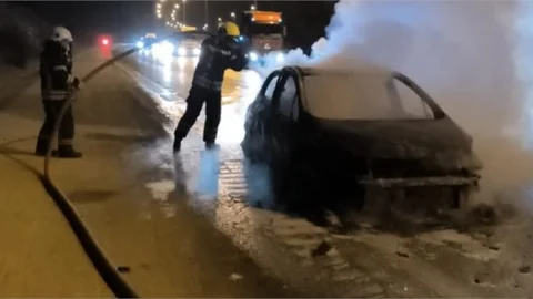 TARSUS'TA OTOYOLDA ARAÇ YANGINI