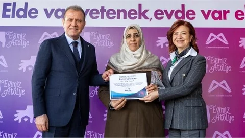 BAŞKAN SEÇER VE MERAL SEÇER, ‘EVİMİZ ATÖLYE’ PROJESİNDEN FAYDALANAN KADINLARLA SERTİFİKA TÖRENİ’NDE BİR ARAYA GELDİ