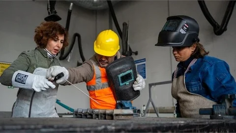 ELLERİNDE ÇEKİÇ, GÖZLERİNDE UMUTLA MERSİN’İN KADIN USTALARI YETİŞİYOR